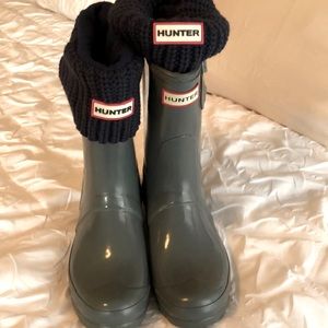Hunter short graphite boots with navy liners